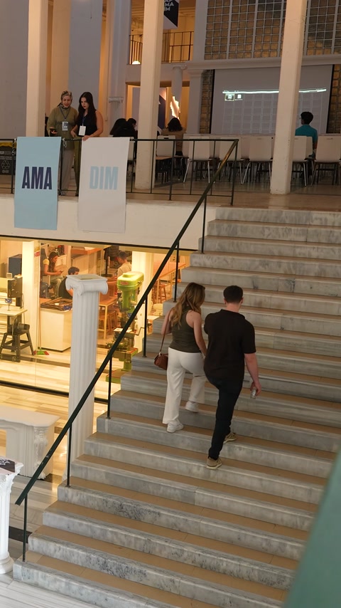 Scara centrală conduce participanții către prezentarea dedicată arhitecturii.