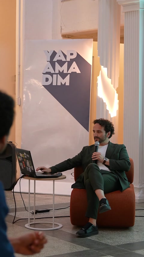 Vorbitorul deschide conferința despre design și soluții tehnice moderne.