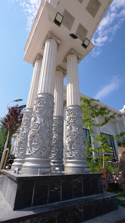 Coloane exterioare canelate cu baze bogat ornamentate și capiteluri clasice.