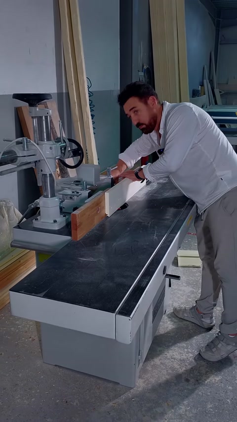 Profilul de cornișă este ghidat pe circularul cu masă glisantă.