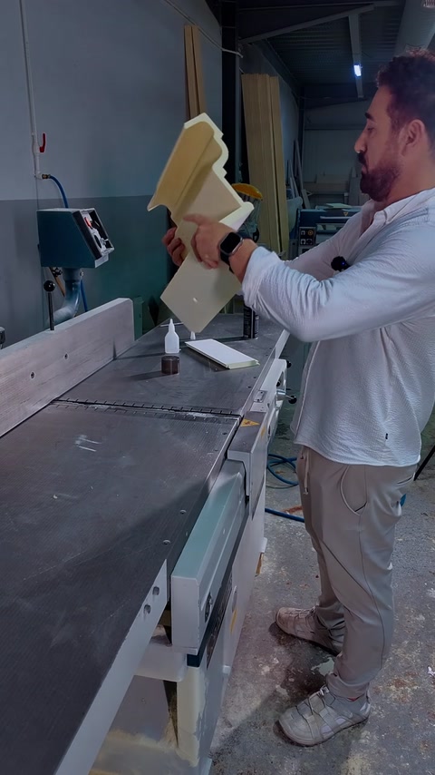 Consola și profilul sunt comparate înainte de asamblarea decorativă.