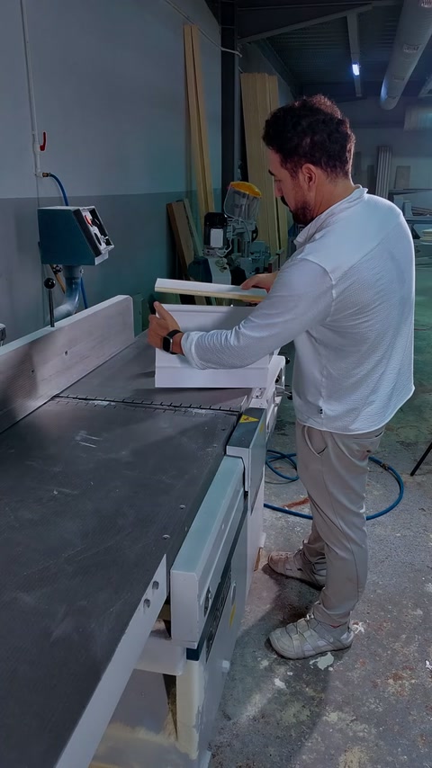 Muchia tăiată a mulurii este examinată lângă utilaj.