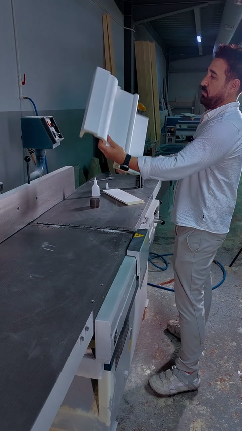 Îmbinarea dintre segmentele de cornișă este arătată din lateral.