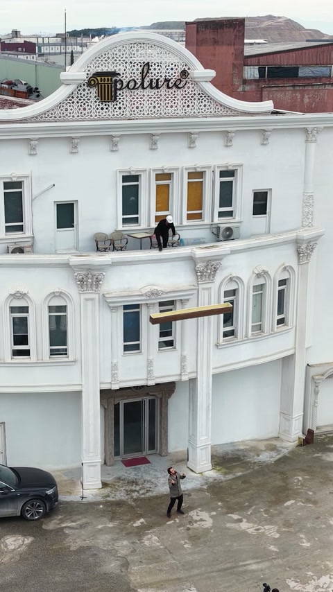 Grinda decorativă este proiectată de la etajul clădirii ornamentate.