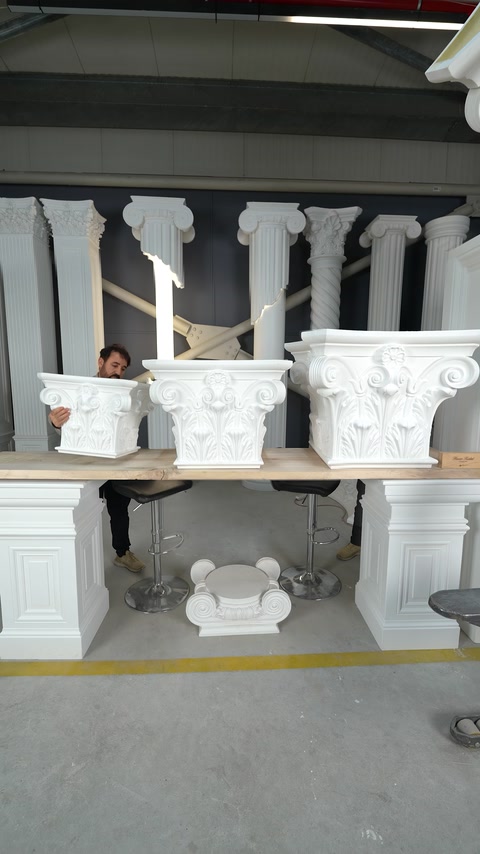 Capitel compact manevrat lângă modelele ornamentale expuse