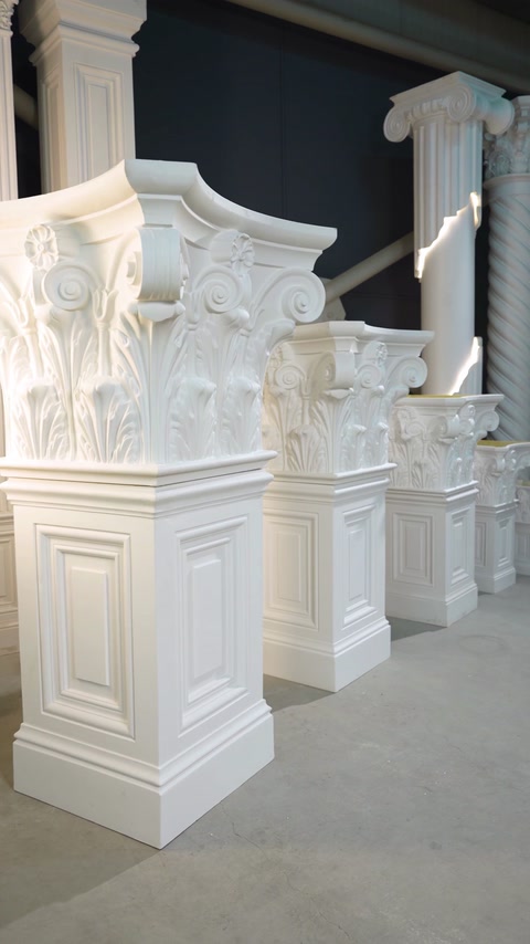 Perspectiva laterală arată cinci dimensiuni de capiteluri corintice din poliuretan.