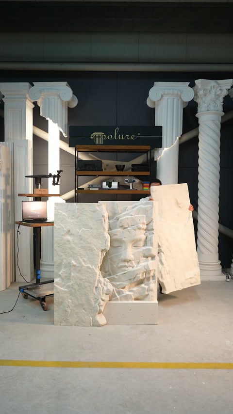 Trei module cu relief stâncos sunt comparate frontal în atelier.