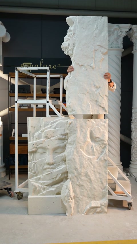 Un modul superior cu relief pronunțat este ținut peste baza decorativă.