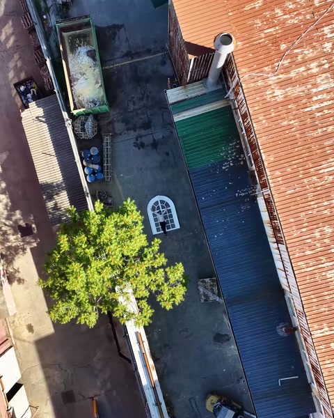 Vedere aeriană a acoperișului fabricii și a străzii din apropiere