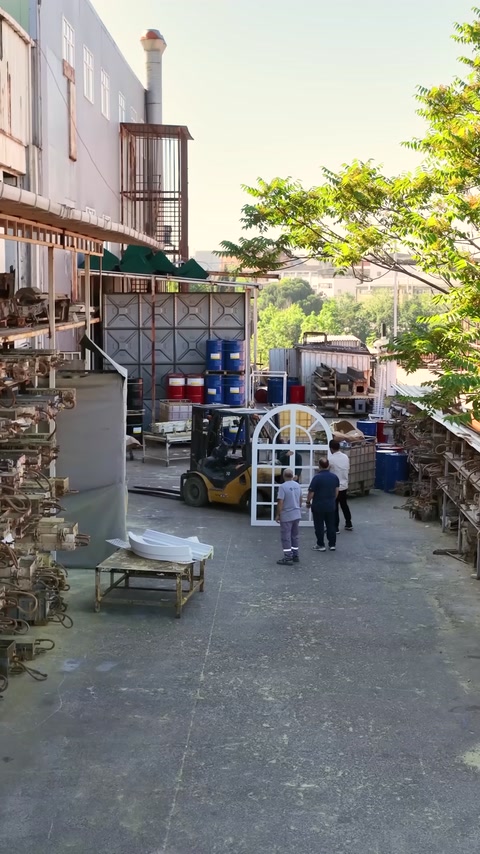Ansamblul decorativ este prezentat în spațiul exterior al fabricii