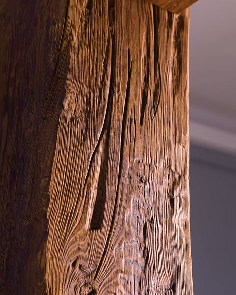 Suprafață verticală cu striații adânci și aspect rustic