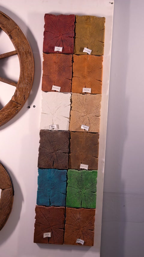 Panou de prezentare cu secțiuni decorative pătrate în finisaje variate.
