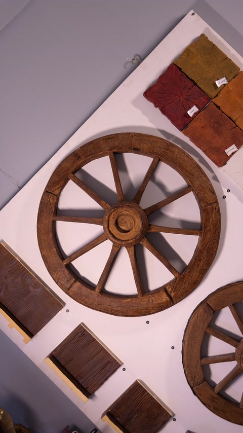 Element decorativ circular în formă de roată, montat pe panou.