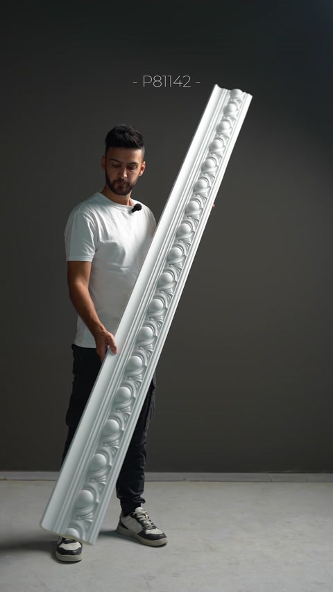 Profil decorativ cu șir proeminent de motive ovale clasice