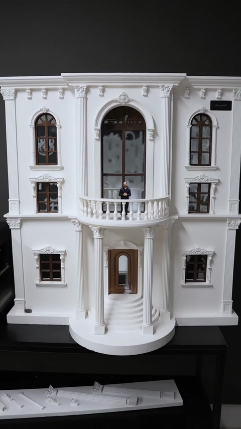 Macheta completă prezintă fațada decorată cu balcoane, coloane și ancadramente.