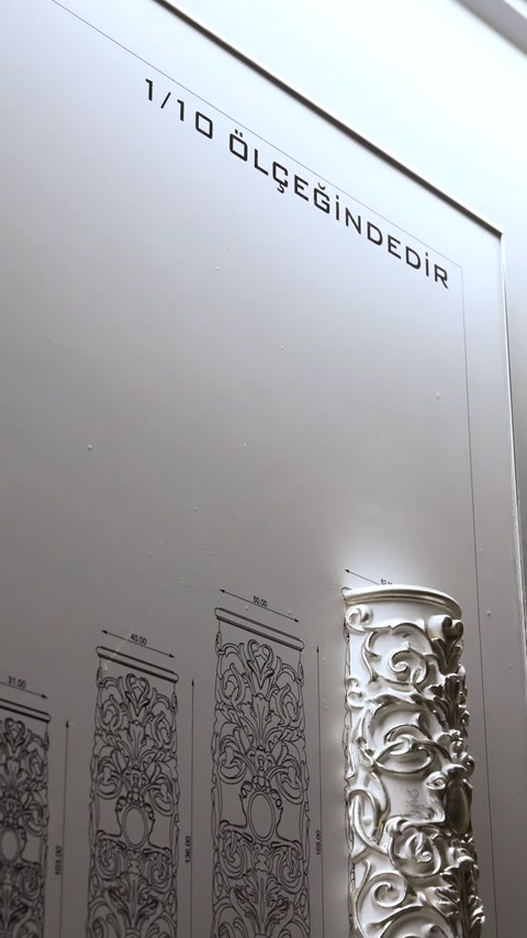 Capitelul miniatural este expus lângă schițe tehnice ale ornamentelor.