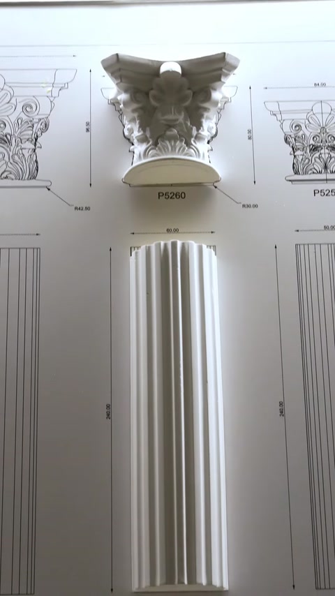 Coloana canelată și capitelul sunt comparate cu reprezentările tehnice de pe panou.