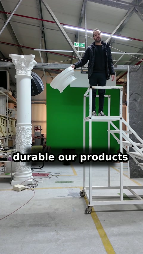 Profilul ornamental este expus lângă coloana decorativă din atelier.