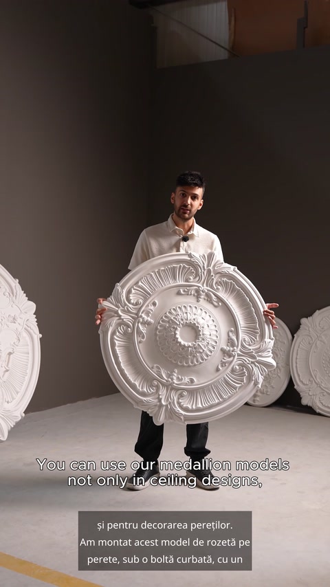 Model circular alb, cu inele ornamentale și motive vegetale reliefate.