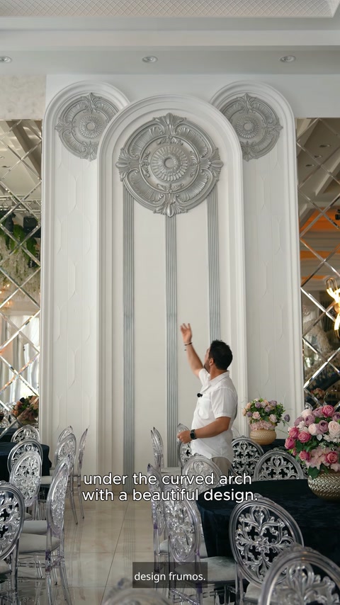 Rozetă decorativă montată pe perete, sub o boltă interioară curbată.