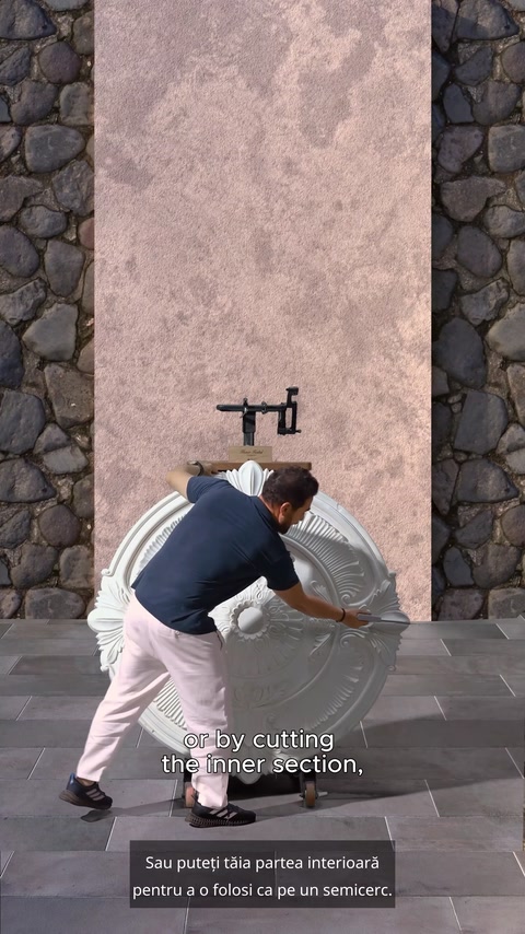 Decuparea centrului unei rozete pentru reutilizarea elementului decorativ.