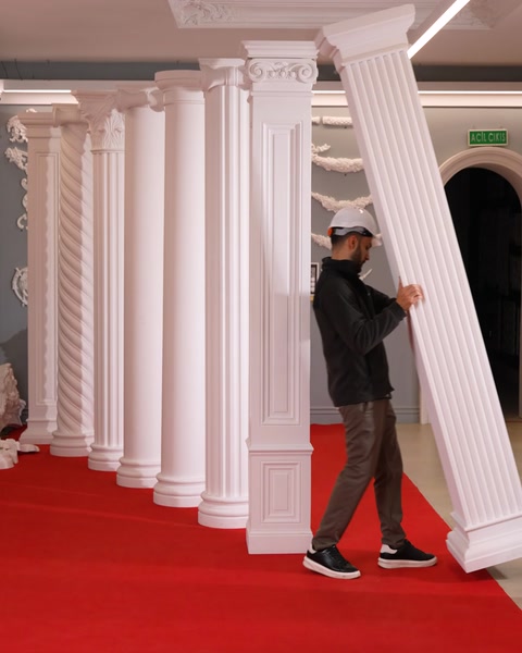 Coloană purtată diagonal prin showroom, model striat vizibil