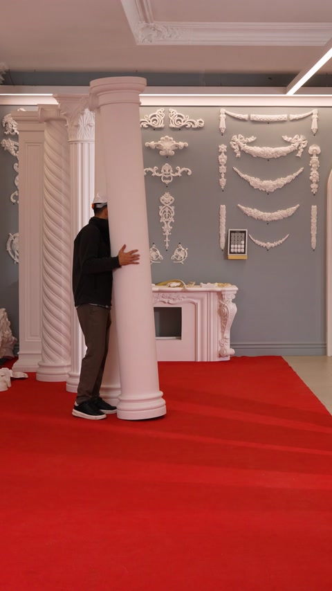 Coloană rotundă netedă, poziționată vertical lângă un șemineu decorativ.