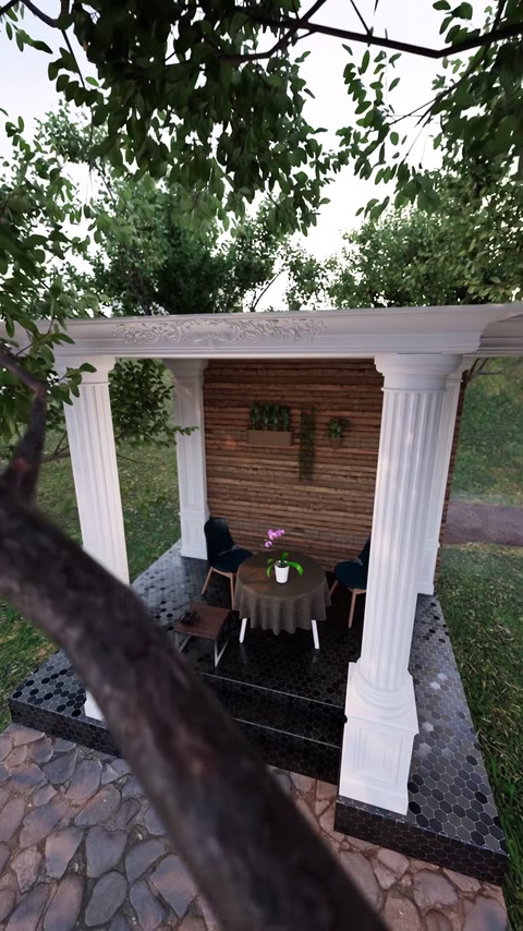 Ansamblul alb formează un portic decorativ în jurul terasei.
