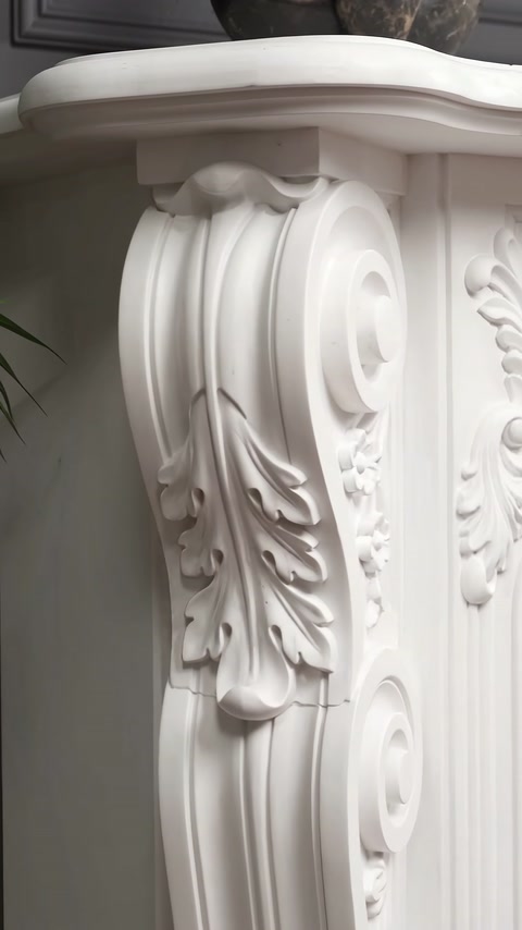 Consolă laterală decorată cu volute, nervuri și motive vegetale.