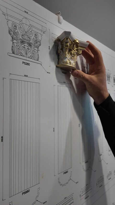 Miniatura unui capitel este comparată cu desenul tehnic al coloanei.