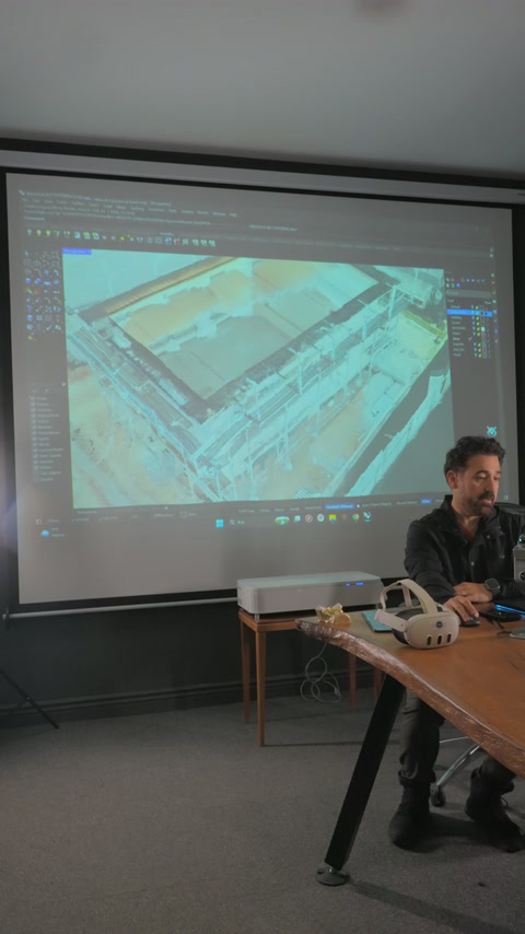 Ecranul prezintă o reconstrucție digitală a unei încăperi scanate.