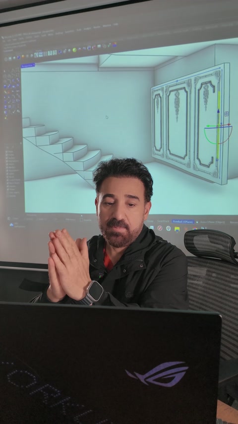 Prezentatorul discută despre proiectarea decorului interior folosind un model digital.
