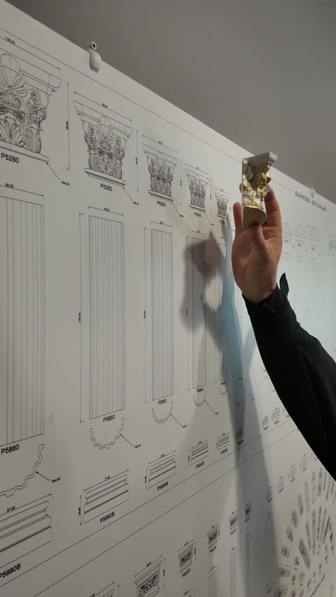 Un capitel este comparat cu desenul tehnic al unui model decorativ.