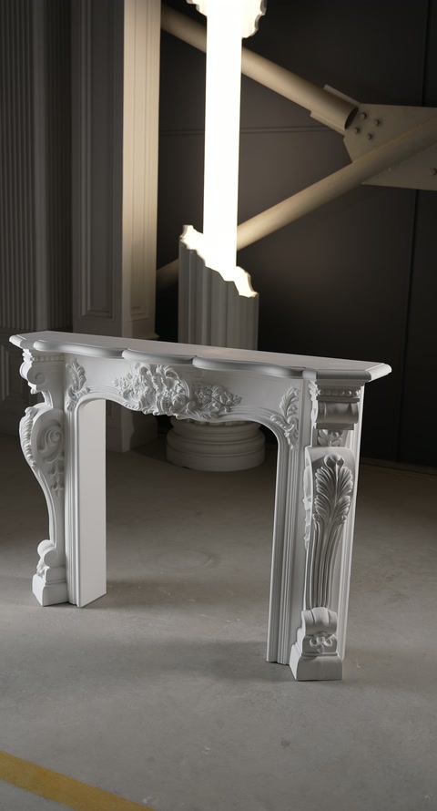 Ancadrament ornamental alb expus frontal într-un atelier cu deschidere goală.