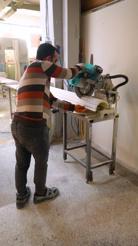 Debitarea mecanizată pregătește componentele decorative pentru coloanele mesei.