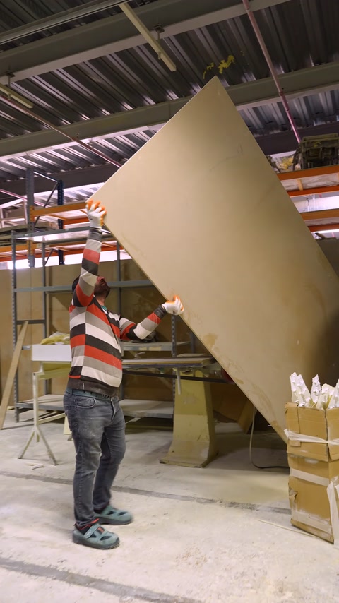 Panoul rectangular este mutat către următoarea etapă de prelucrare.