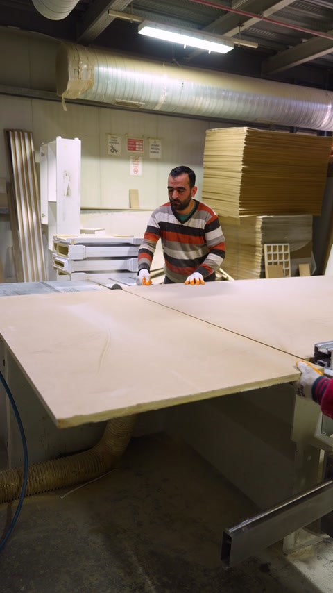 Panoul mesei este debitat precis pe utilajul din atelier.
