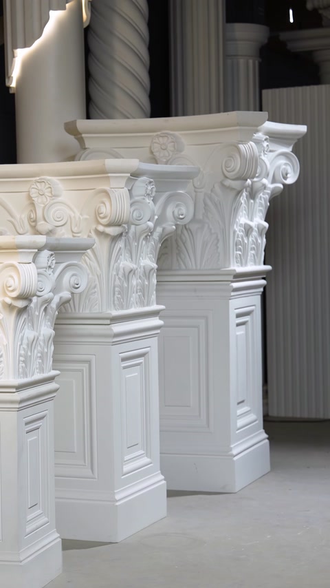 Detaliu cu volute, frunze și profile reliefate pe capitelurile decorative.