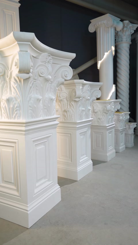 Șir de capiteluri și piedestale decorative văzut din perspectivă laterală.
