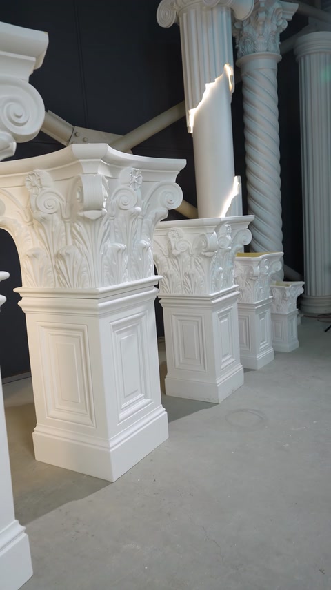 Modele de capiteluri pe piedestale, cu fusuri de coloane în fundal.