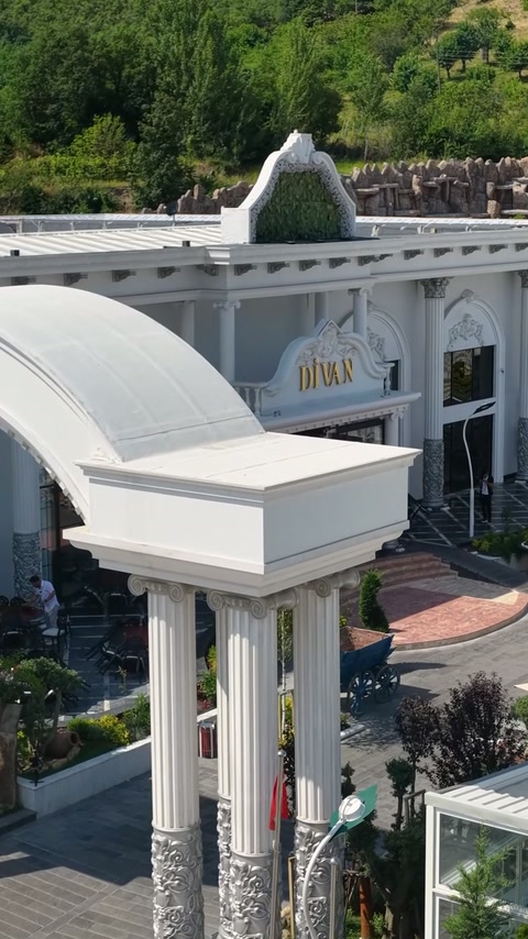 Ansamblu de intrare cu arcade, coloane și coronament curbat