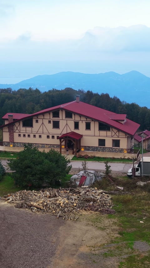 Fațada clădirii integrează intrarea rustică și ornamentele cu aspect de lemn