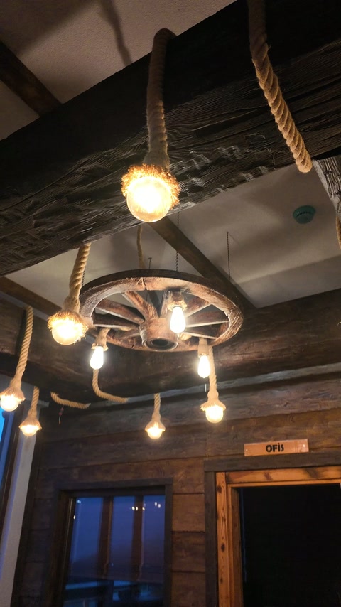 Grindă de tavan și roată decorativă folosită pentru iluminat