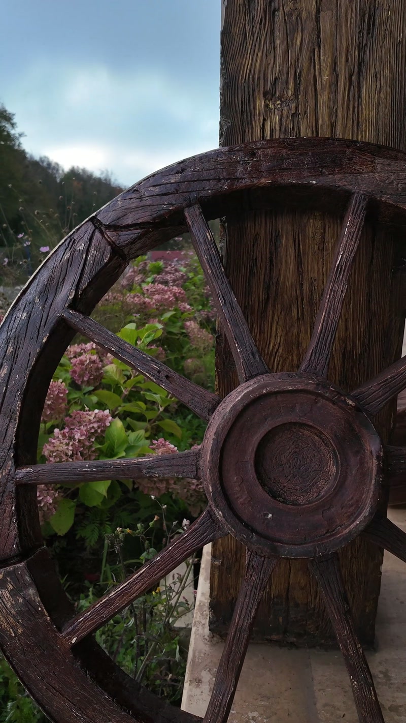 Console și grinzi decorative cu aspect de lemn la Aytepe