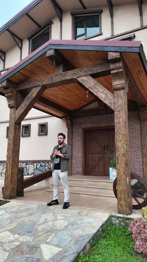 Elementele oblice completează structura decorativă montată deasupra aleii