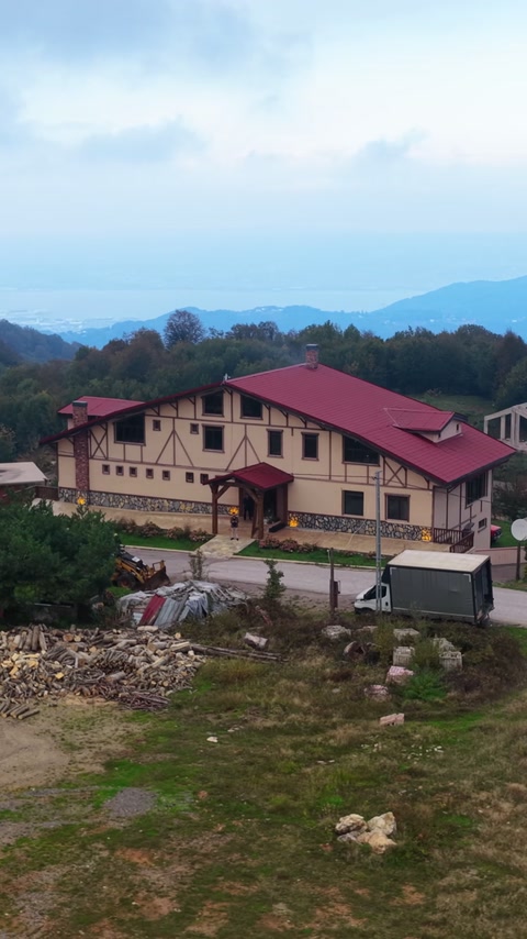 Clădirea montană prezintă ornamente exterioare finisate în stil rustic