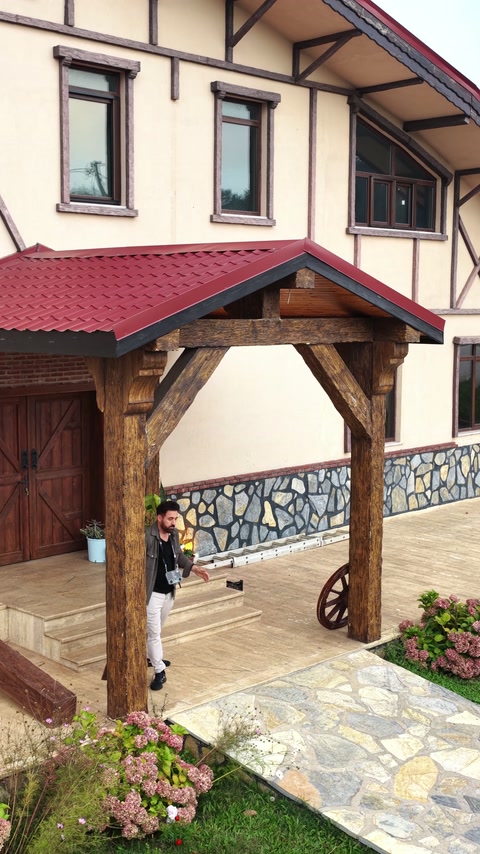 Structura ornamentală exterioară încadrează accesul lateral al clădirii