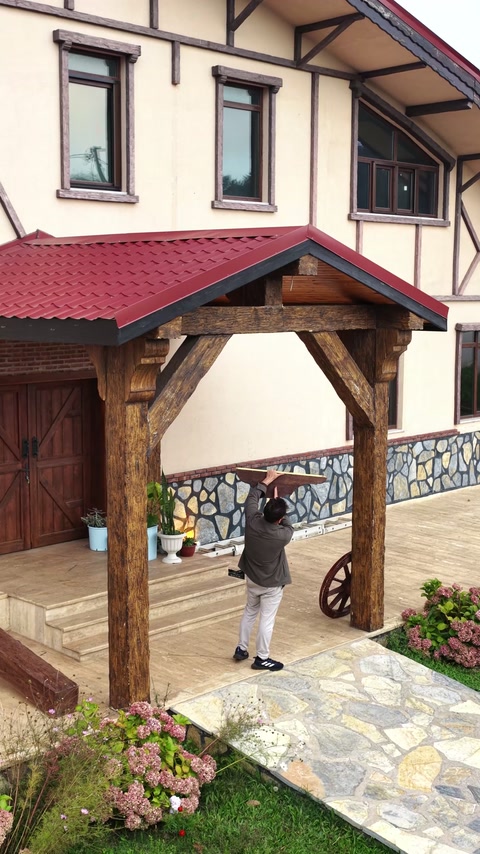 Ansamblul decorativ montat include traverse, stâlpi și elemente oblice