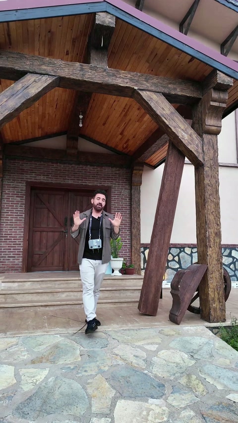 Finisajul rustic acoperă complet cadrul ornamental al intrării exterioare