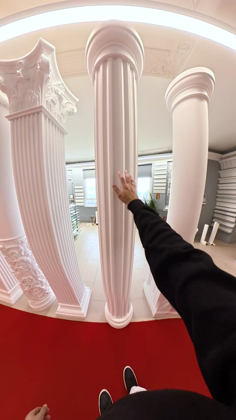 Detaliu apropiat al coloanelor canelate și capitelurilor rotunjite.